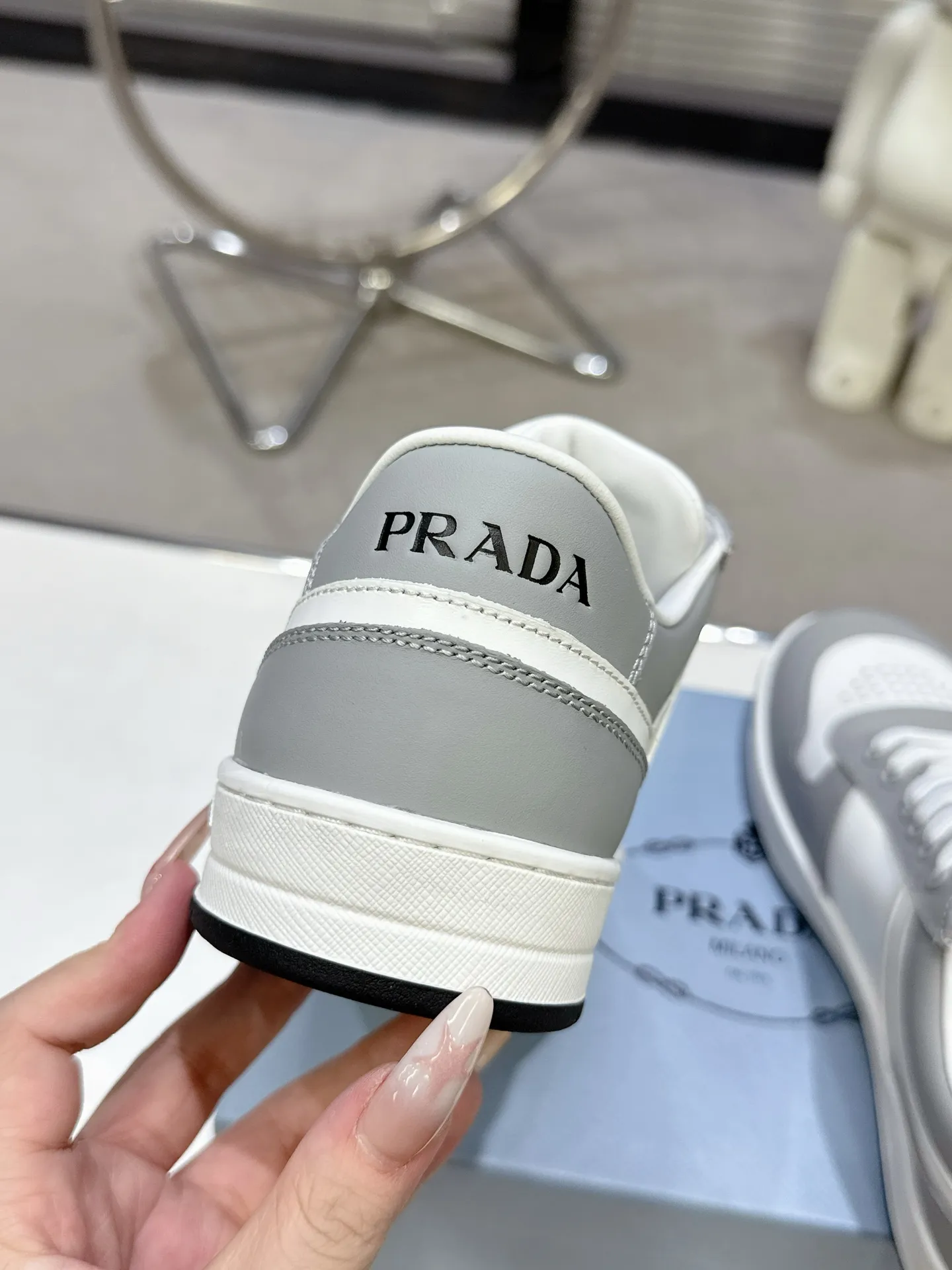 👟👟Ex-factory price 580👟👟 Couple style Prada Latest Downtown Bold series Triangle logo Casual sneakers White shoes Original purchase, development and production Downtown Bold sneakers are inspired by the basketball shoes of the 1980s, with a sporty design and exquisite details. Crafted from perforated leather, the statement platform sole provides a unique, modern style. The Prada logo is interpreted from different angles, decorated with the iconic enameled triangular metal logo, highlighting the unique classic style. Exquisite packaging at the delivery counter🛍📦 ▪️Fabric: Original custom imported first-layer cowhide ▪️Lining: Original imported soft sheepskin ▪️Outsole: Original open-molded rubber bottom material ▪️Size: Women's 35-40 Men's 39-45